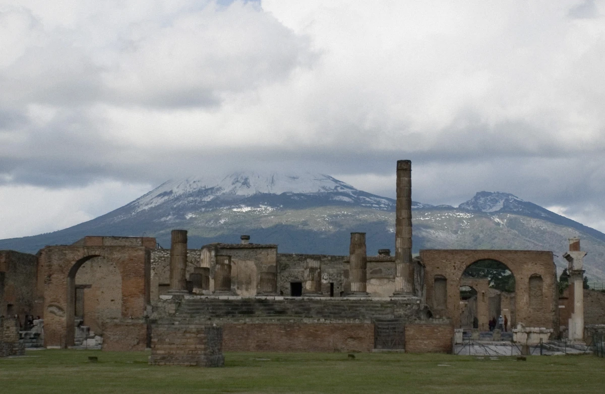 Pompeii and Vesuvius in clear spring weather, the best months for a private tour of the site