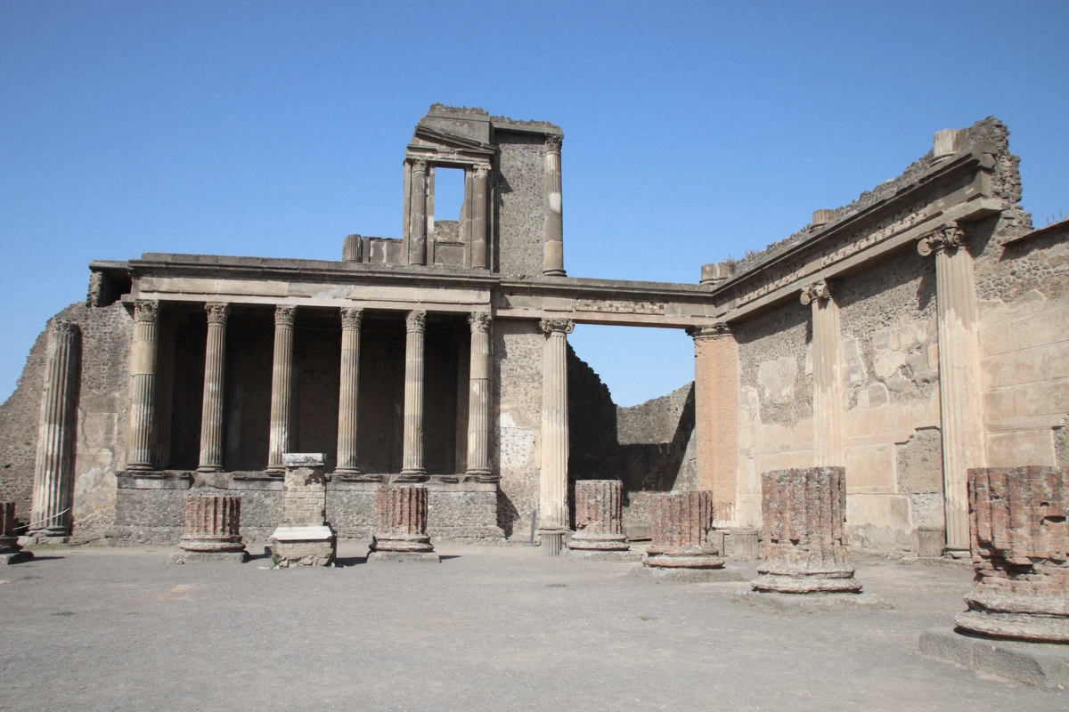 Wide view of the Pompeii ruins with Mount Vesuvius, visited on private and group Pompeii tours alike